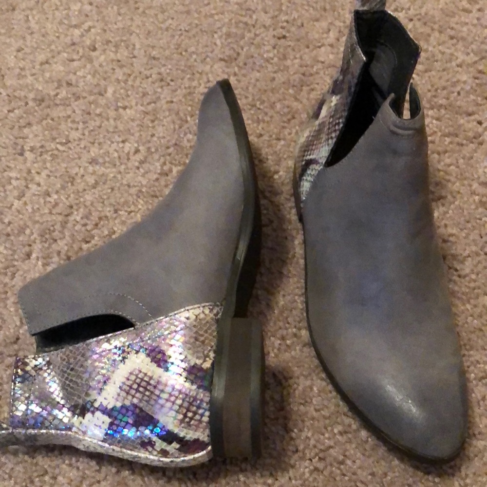 MAKE AN OFFER❤️ 6.5 grey with snake skin bootie